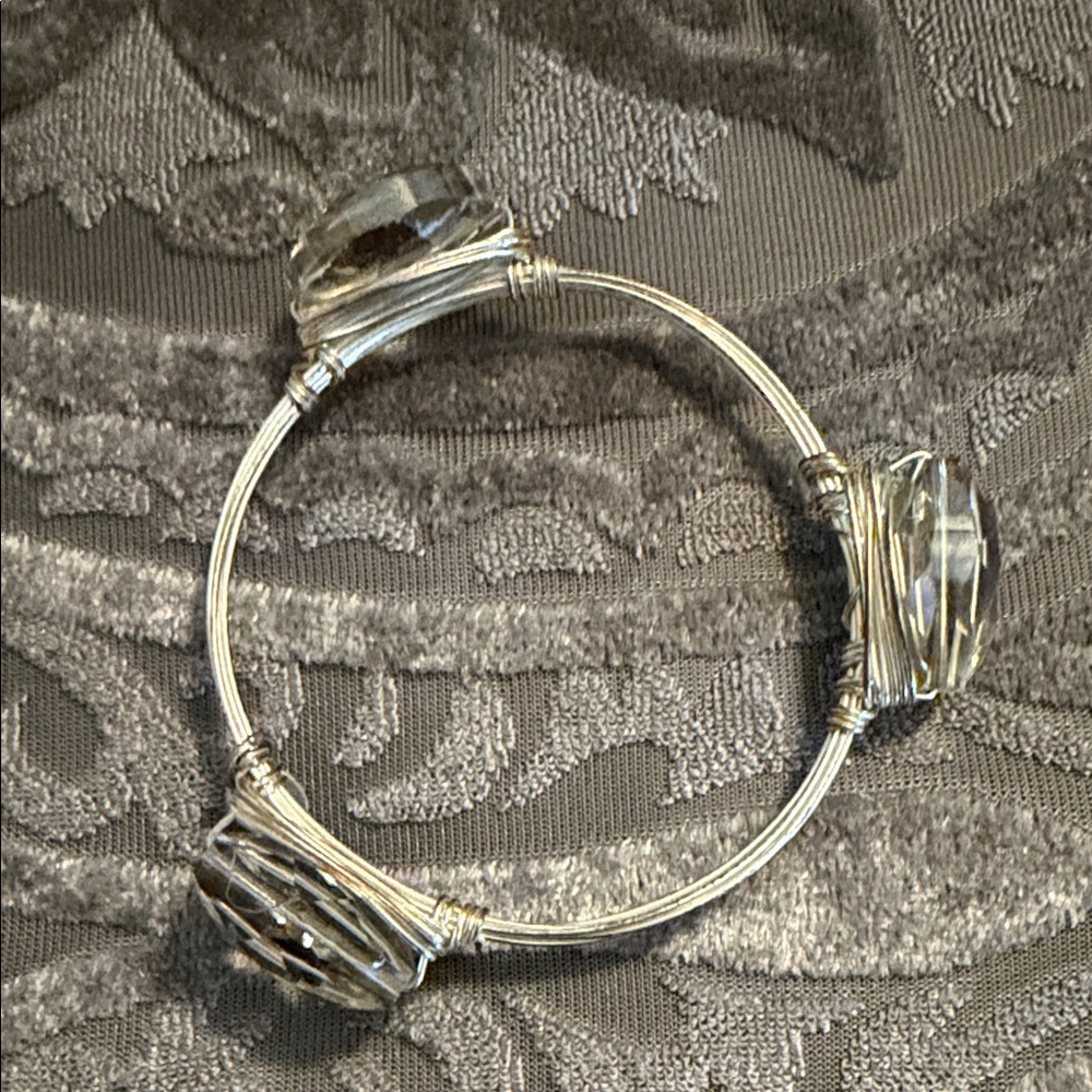 Chic Silver Wire Bangle With Gemstone - image 1